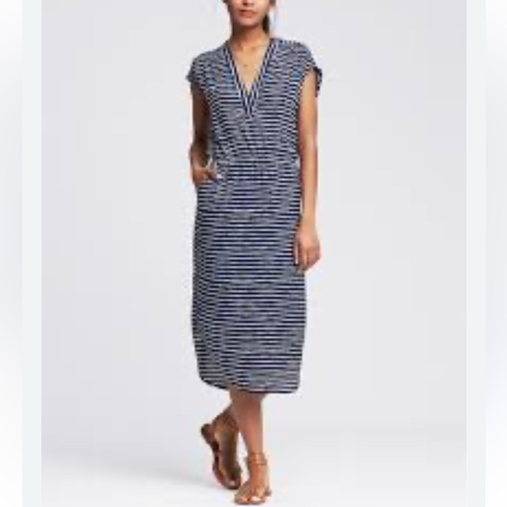 Banana Republic Vee Patio Dress Size 6 Striped Navy And White Color Midi